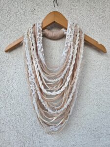Boho Halskette Beige – Bohemian Outfit