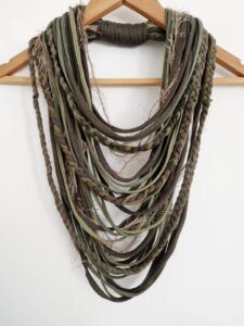 Boho Halskette Olivgrün – Bohemian Outfit